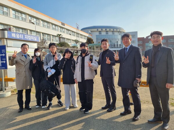 김진남 의원(오른쪽 세 번째)이 지난 8일 순천동산중학교에 방문했다.[사진= 전라남도의회 제공] 