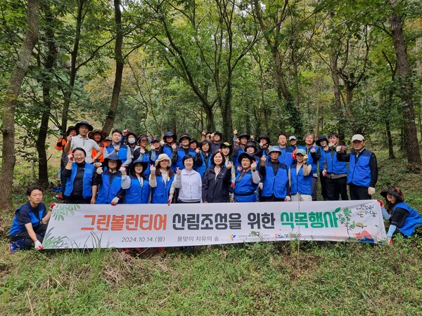 전남도자원봉사센터-무안군자원봉사센터는 그린웨일 캠페인 산림조성 자원봉사를 실시했다 [사진= 전남도자원봉사센터 제공] 